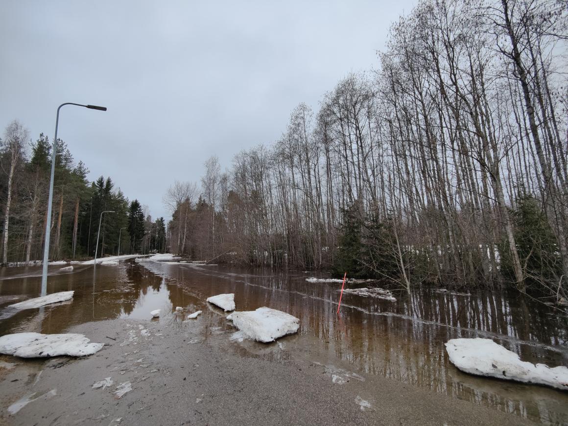 Hamarintie tulva-aikaan keväällä 2024.