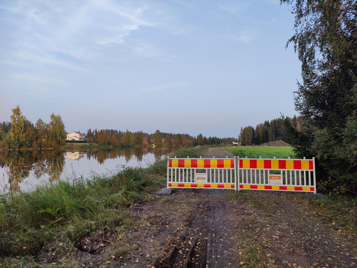 Kevytsuoja-aitaa Hamarin kaupunkipuron lävistyrakenteen työmaalle johtavalla pengertiellä