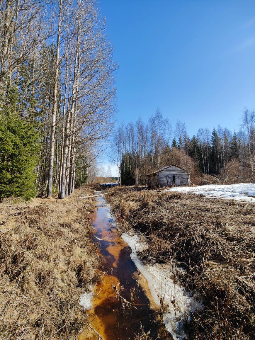 Kalajoen patopenkereen takana kulkenut oja.